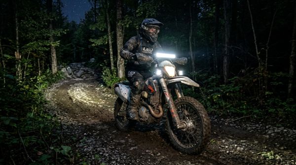 Comment installer un système d'éclairage LED sur une moto tout-terrain pour des randonnées nocturnes?